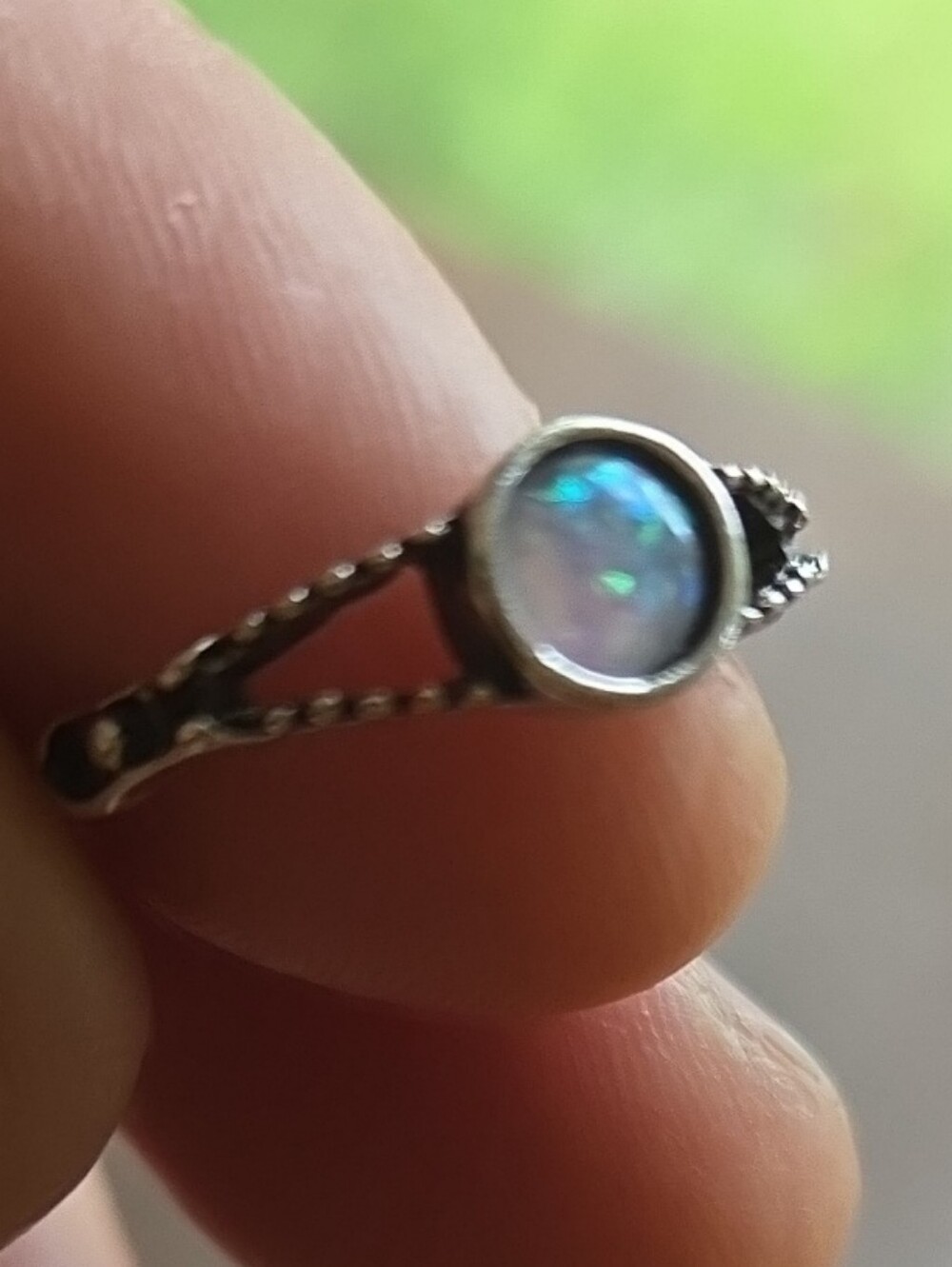 Faux Silver Opal-Effect Round Stone Split-Shank Ring - Sz 6 ☆ Beautiful